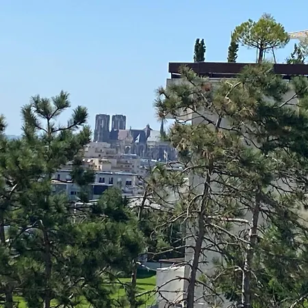 Le Mun,3 Etoiles-t2-60m2-balcon-parking-wifi-linge-produits-face A La Gerdarmerie-vue Cathedrale דירה