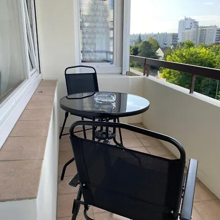 Le Mun,3 Etoiles-t2-60m2-balcon-parking-wifi-linge-produits-face A La Gerdarmerie-vue Cathedrale דירה