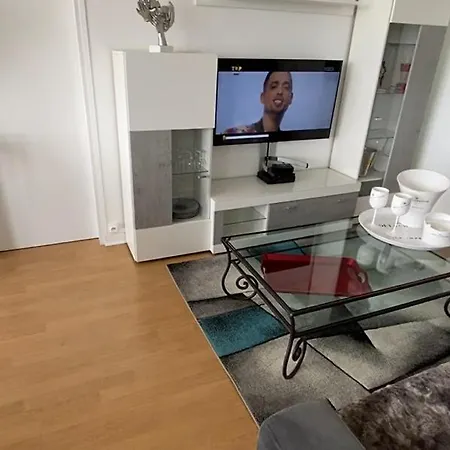 Le Mun-t2, 60m2, Balcons, Parking, Wifi, Linge, Produits, Face A La Gerdarmerie, Vue Cathedrale * Reims