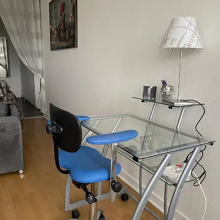 Le Mun,3 Etoiles-t2-60m2-balcon-parking-wifi-linge-produits-face A La Gerdarmerie-vue Cathedrale דירה