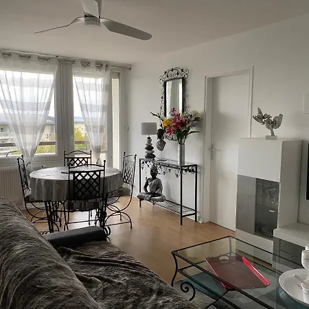 Le Mun,3 Etoiles-t2-60m2-balcon-parking-wifi-linge-produits-face A La Gerdarmerie-vue Cathedrale דירה ריימס